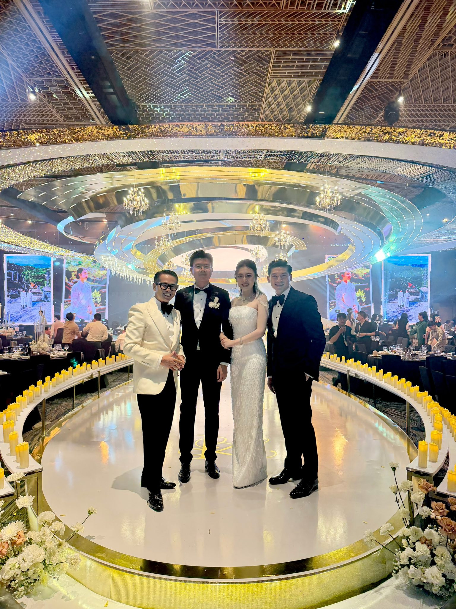 Choáng ngợp tiệc cưới phủ hoa tươi của Phan Hoàng và tiểu thư gia tộc nghìn tỷ - ảnh 3