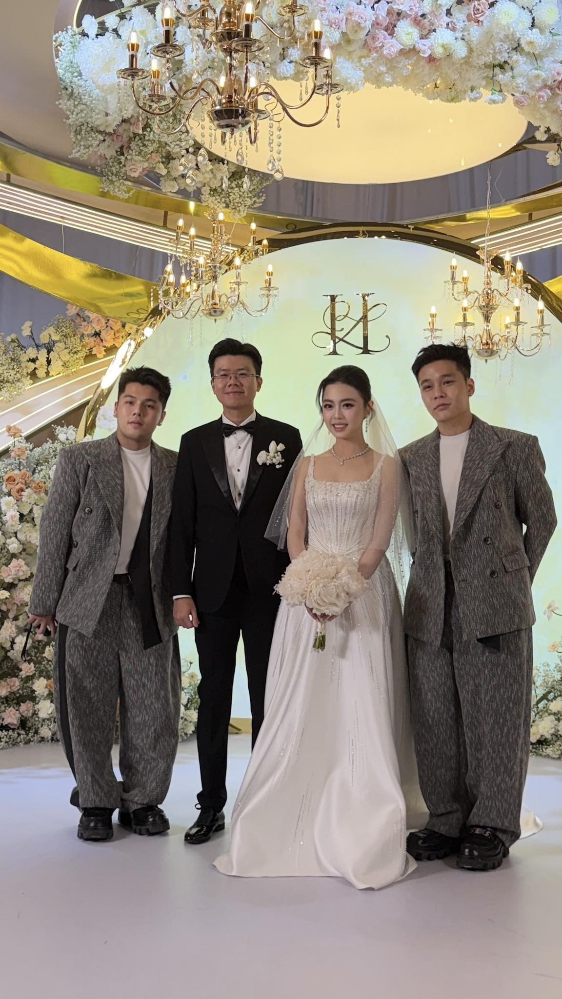 Choáng ngợp tiệc cưới phủ hoa tươi của Phan Hoàng và tiểu thư gia tộc nghìn tỷ - ảnh 7