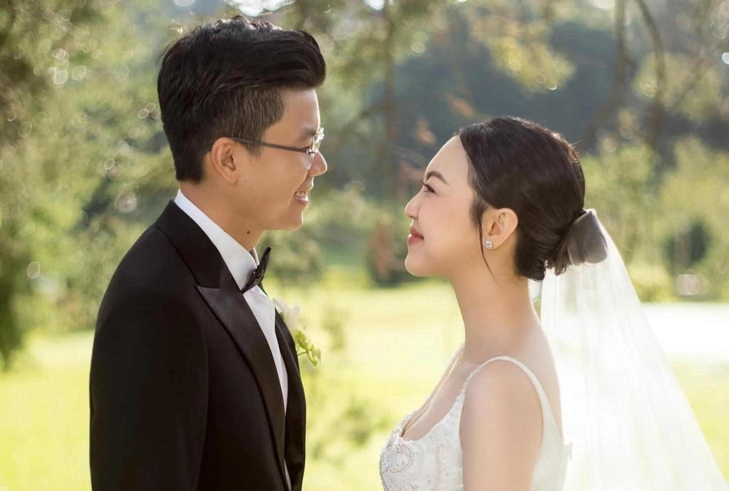 Choáng ngợp tiệc cưới phủ hoa tươi của Phan Hoàng và tiểu thư gia tộc nghìn tỷ - ảnh 1