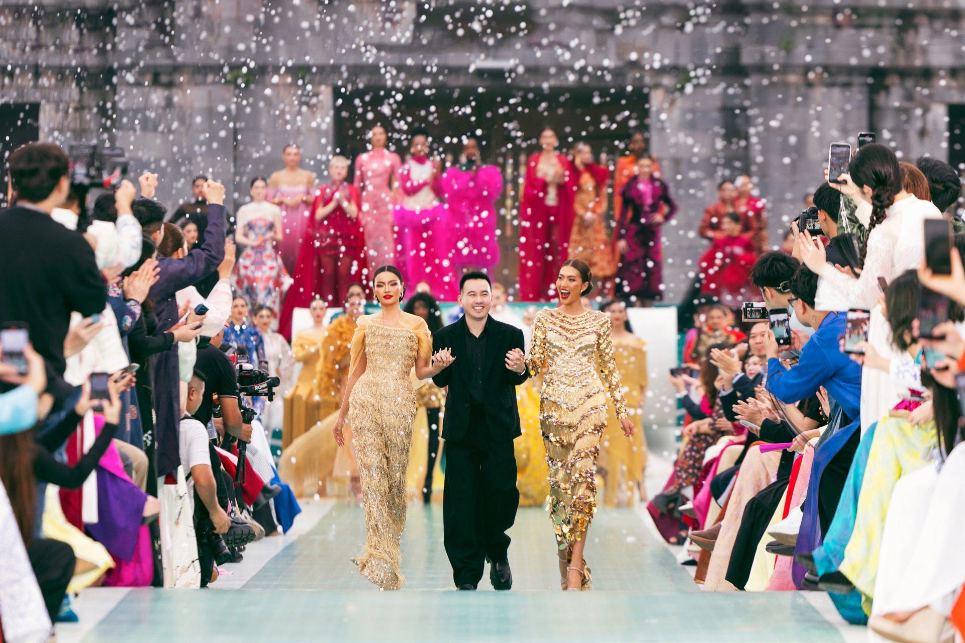 Hơn 70 thí sinh quốc tế Miss Cosmo 2025 trình diễn tại Quảng trường Ngọ Môn – Hoàng Thành Huế - ảnh 8