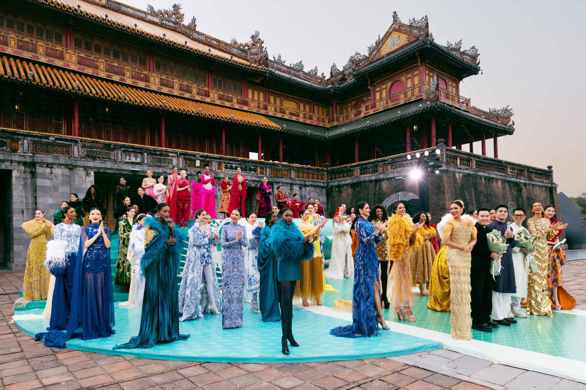 Hơn 70 thí sinh quốc tế Miss Cosmo 2025 trình diễn tại Quảng trường Ngọ Môn – Hoàng Thành Huế - ảnh 3