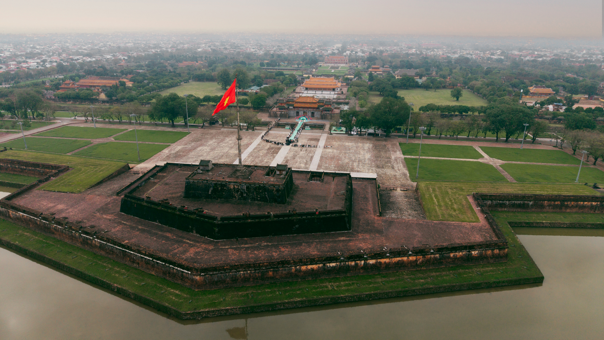 Hơn 70 thí sinh quốc tế Miss Cosmo 2025 trình diễn tại Quảng trường Ngọ Môn – Hoàng Thành Huế - ảnh 1