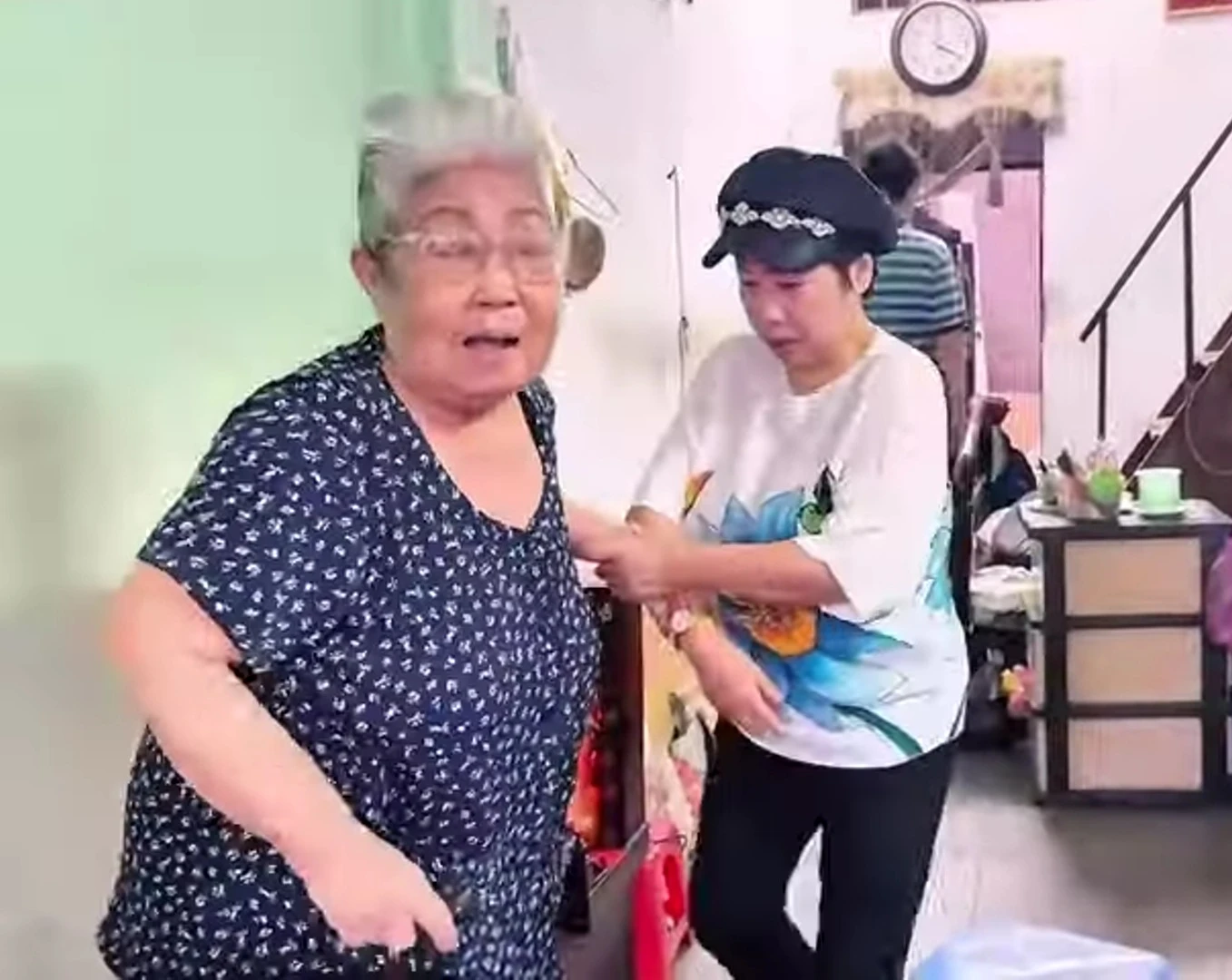 Nghệ sĩ Uyên Trinh gãy 4 đốt sống lưng, sống trong nhà suốt 10 năm và đối mặt nhiều bệnh tật ở tuổi xế chiều - ảnh 3