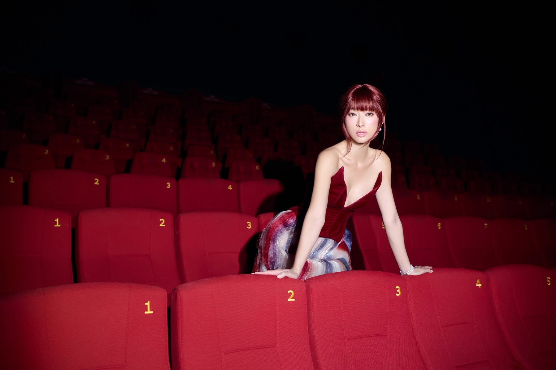 Quỳnh Thy ghi điểm visual tại họp báo “hoàng tử quỷ” với thiết kế từng được mỹ nhân Hong Kong diện - ảnh 1