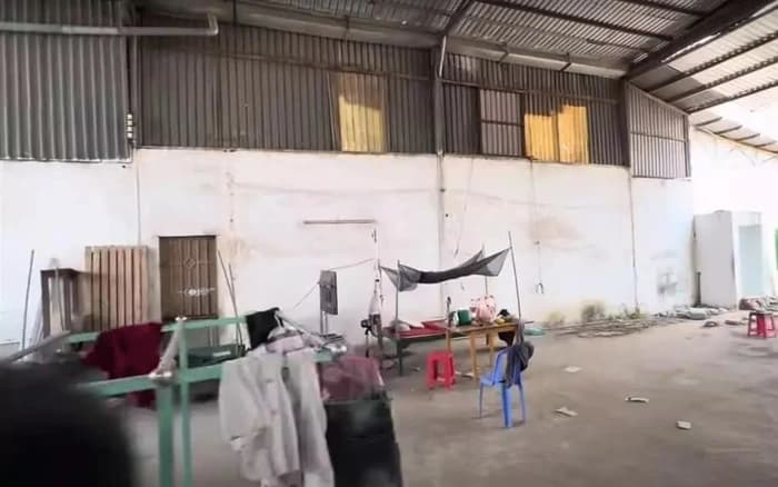 Nghẹn lòng chỗ ở nghệ sĩ Thương Tín trước khi qua đời: dựng tạm nhà tại xưởng bỏ hoang, vỏn vẹn chiếc giường ngả lưng - ảnh 4