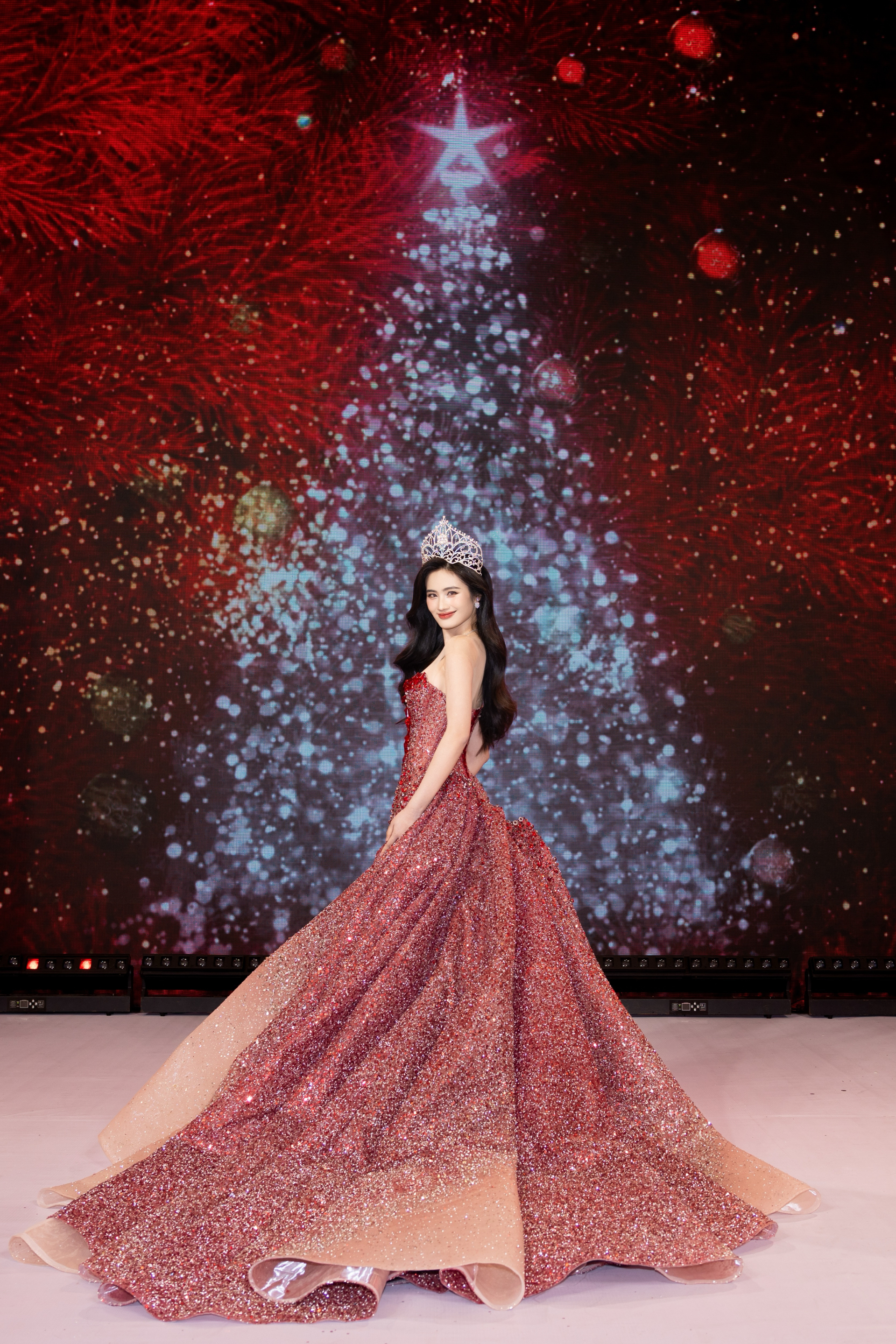 Cuộc sống hiện tại Hoa hậu Ý Nhi: Mỗi tháng để dành 30 triệu, đi làm 24 tiếng một tuần - ảnh 1