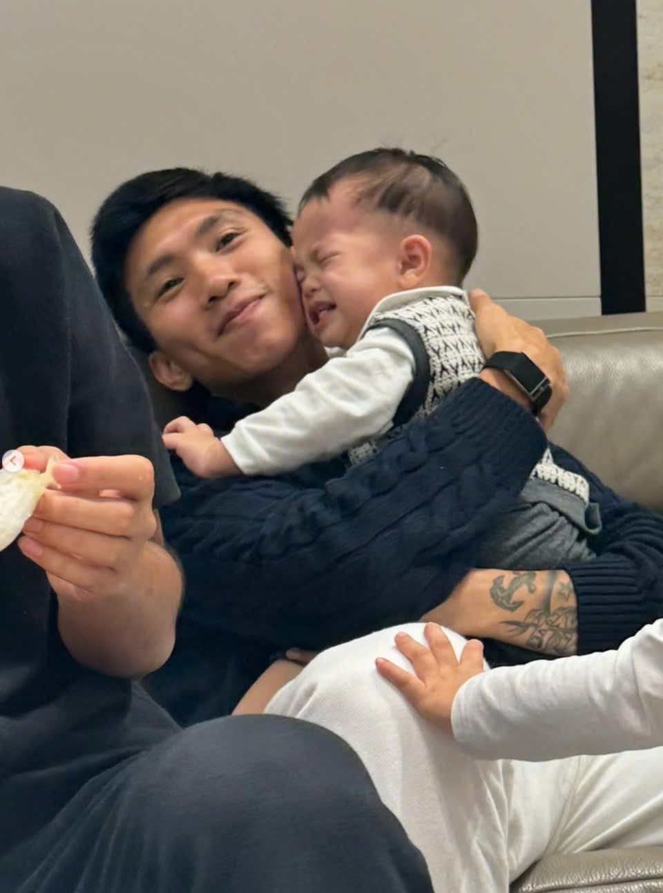 Đoàn Văn Hậu đón hội cầu thủ đến mừng sinh nhật vợ tại biệt thự chục tỷ mới tậu - ảnh 2