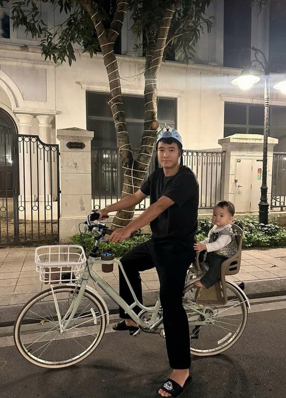 Đoàn Văn Hậu đón hội cầu thủ đến mừng sinh nhật vợ tại biệt thự chục tỷ mới tậu - ảnh 4