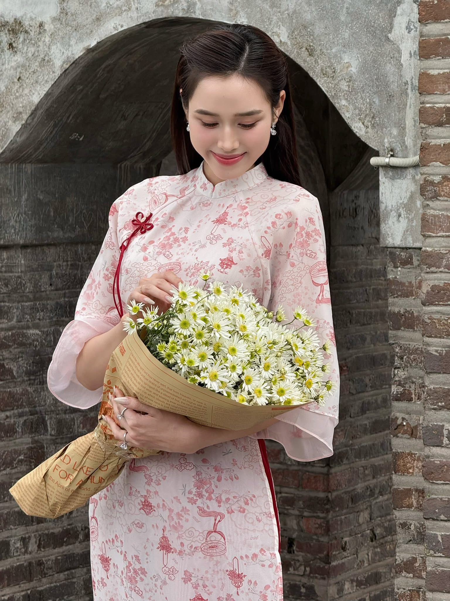 Đỗ Thị Hà bất ngờ thay đổi diện mạo mới sau khi kết hôn - ảnh 1