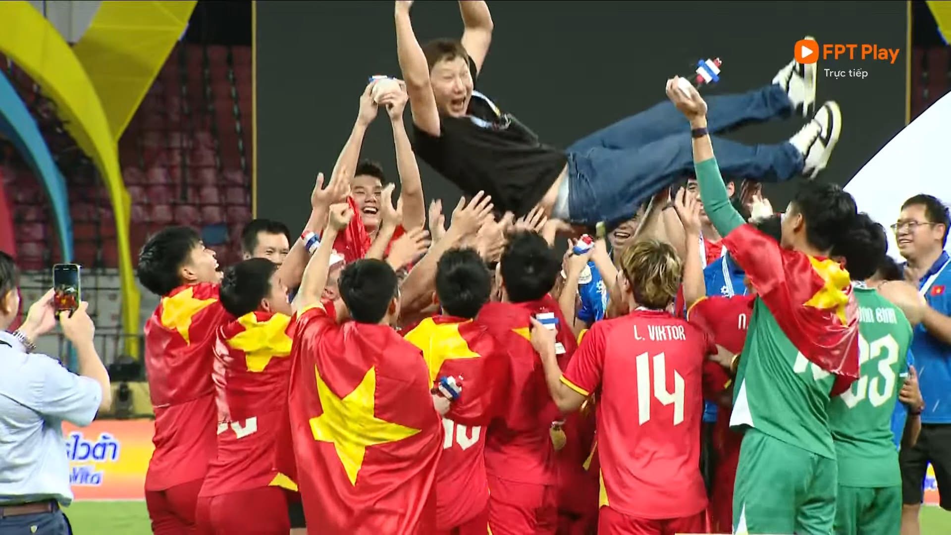 Loạt sao Việt “đi bão” ăn mừng chiến thắng U22 Việt Nam - ảnh 1