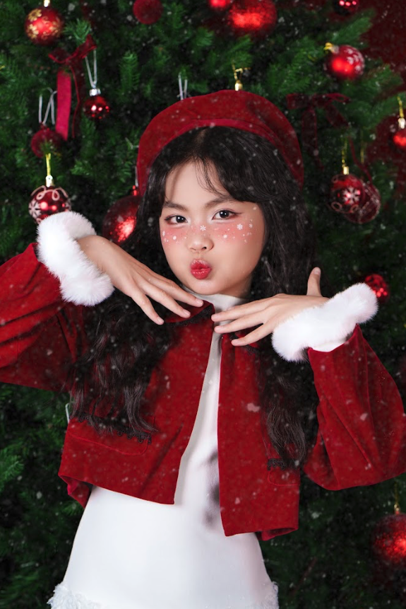 Người mẫu nhí Trúc Hà ​​xuất hiện với hình ảnh chững chạc trong bộ ảnh Noel 2025 - ảnh 2