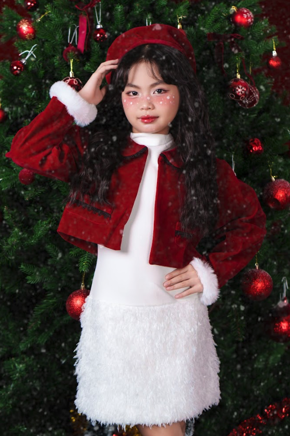 Người mẫu nhí Trúc Hà ​​xuất hiện với hình ảnh chững chạc trong bộ ảnh Noel 2025 - ảnh 3