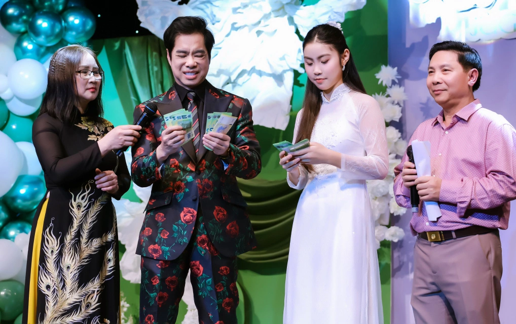 Ngọc Sơn bất ngờ tặng 5.000 euro cho học trò tại Đức - ảnh 4