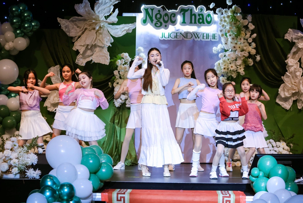 Ngọc Sơn bất ngờ tặng 5.000 euro cho học trò tại Đức - ảnh 6