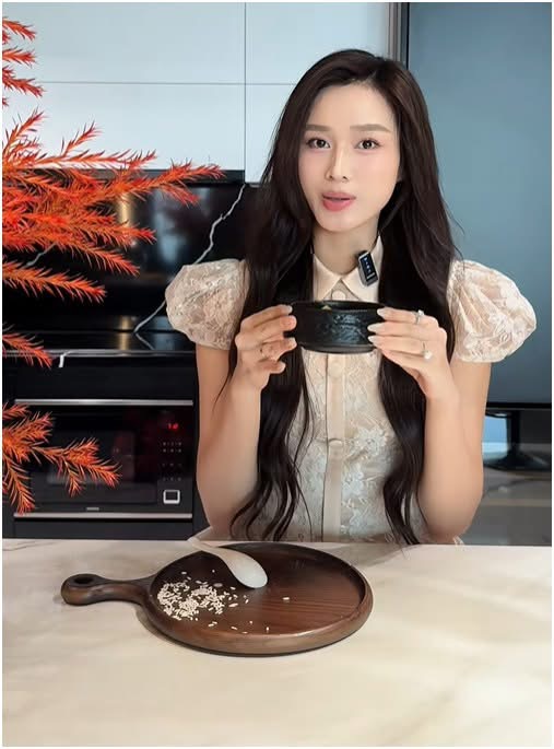 Đỗ Hà thu hút sự chú ý với 2 chiếc nhẫn kim cương trên tay trái - ảnh 2