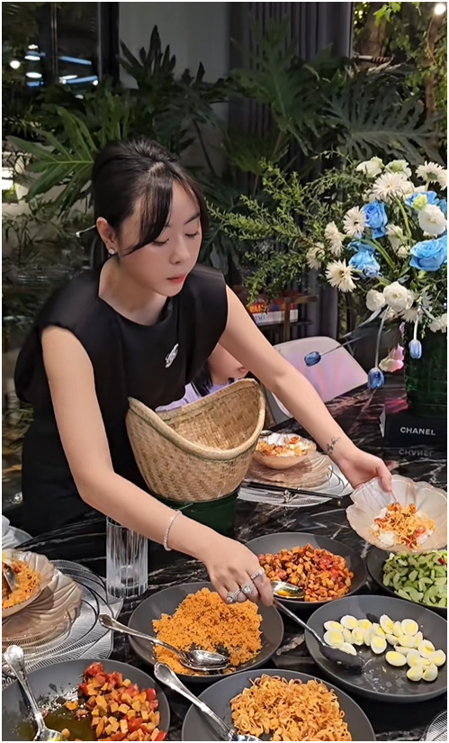 Phú bà Ngô Thùy Linh thì thường đeo nhẫn kim cương ở nhiều vị trí trên tay.