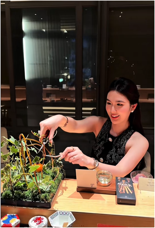 Người đẹp Ngọc Loan Trần cũng duy trì thói quen đeo nhẫn tương tự ở tay trái.