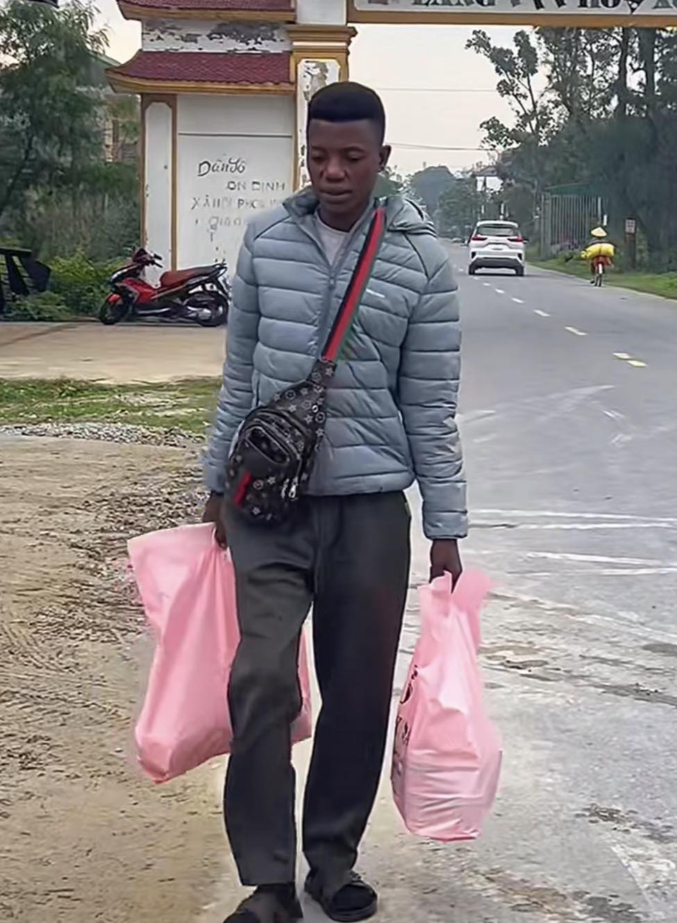 Lindo trong đoạn clip đứng trước cổng xã Phúc Thọ (cũ) - đoạn đi vào nhà Quang Linh Vlogs