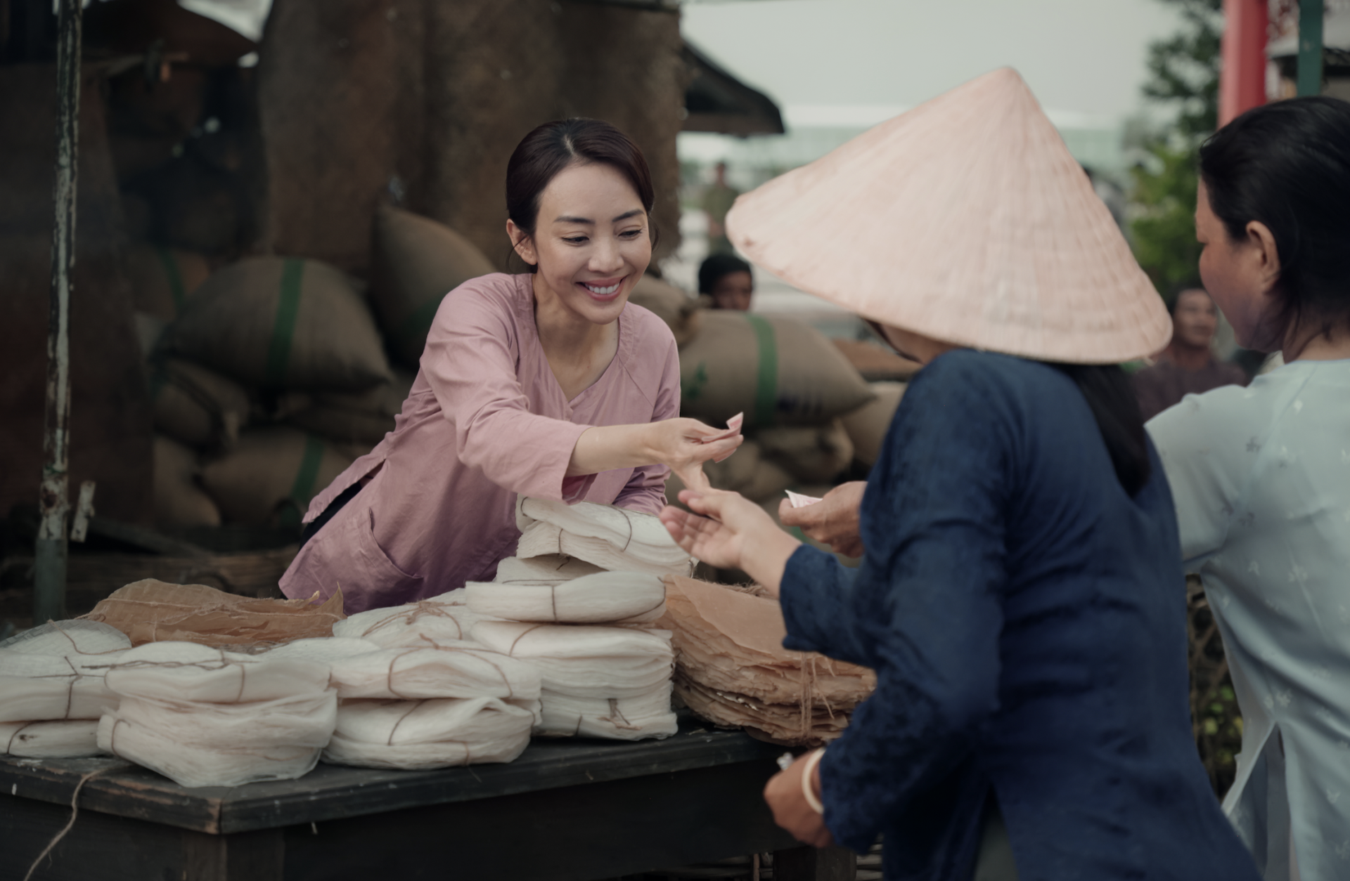 Hai bộ phim hai số phận: Giải mã bài toán sinh tồn của điện ảnh Việt - ảnh 2