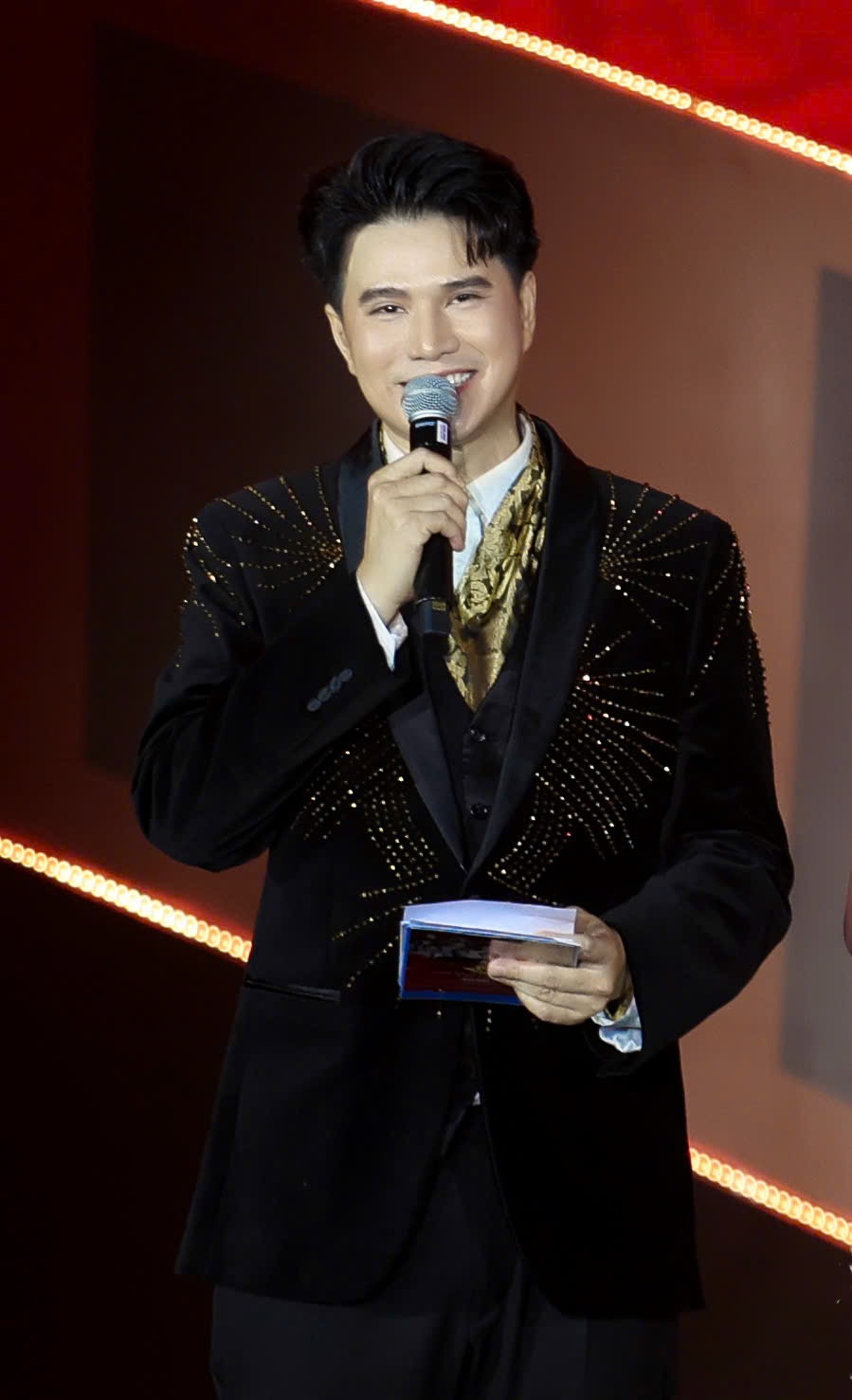 Vũ Mạnh Cường từ MC chính luận đến thành công khi dẫn dắt ở 2 chương trình nhân văn lấy nước mắt người xem - ảnh 1