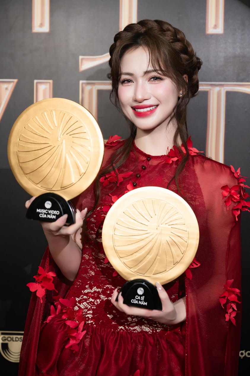 Tinh Hoa Việt Awards 2025: Hoà Minzy, Nguyễn Hùng ẵm hết giải quan trọng, 'Mưa Đỏ' được vinh danh - ảnh 2