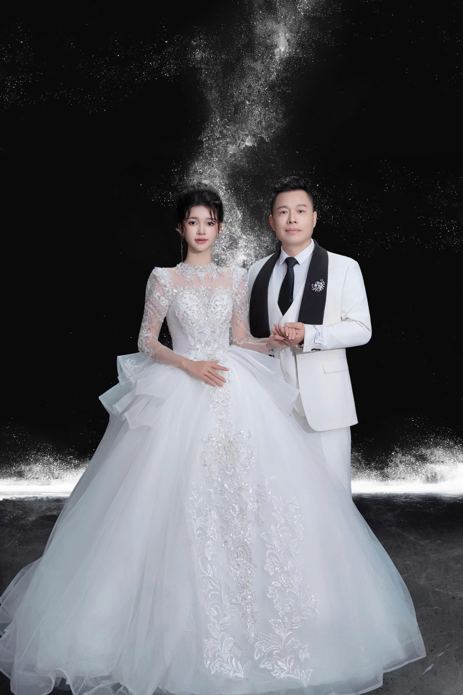 Tôn Bằng (chồng cũ Hằng Du Mục) lên xe hoa với người vợ thứ 4 kém chú rể tận 26 tuổi - ảnh 2