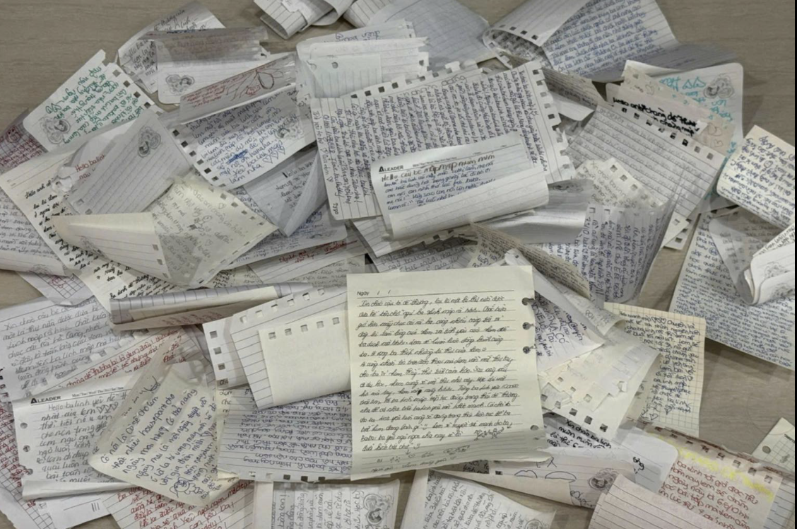 Lọ Lem gây xúc động vì những “bức thư đêm” ở trước cửa phòng cho ba MC Quyền Linh - ảnh 1