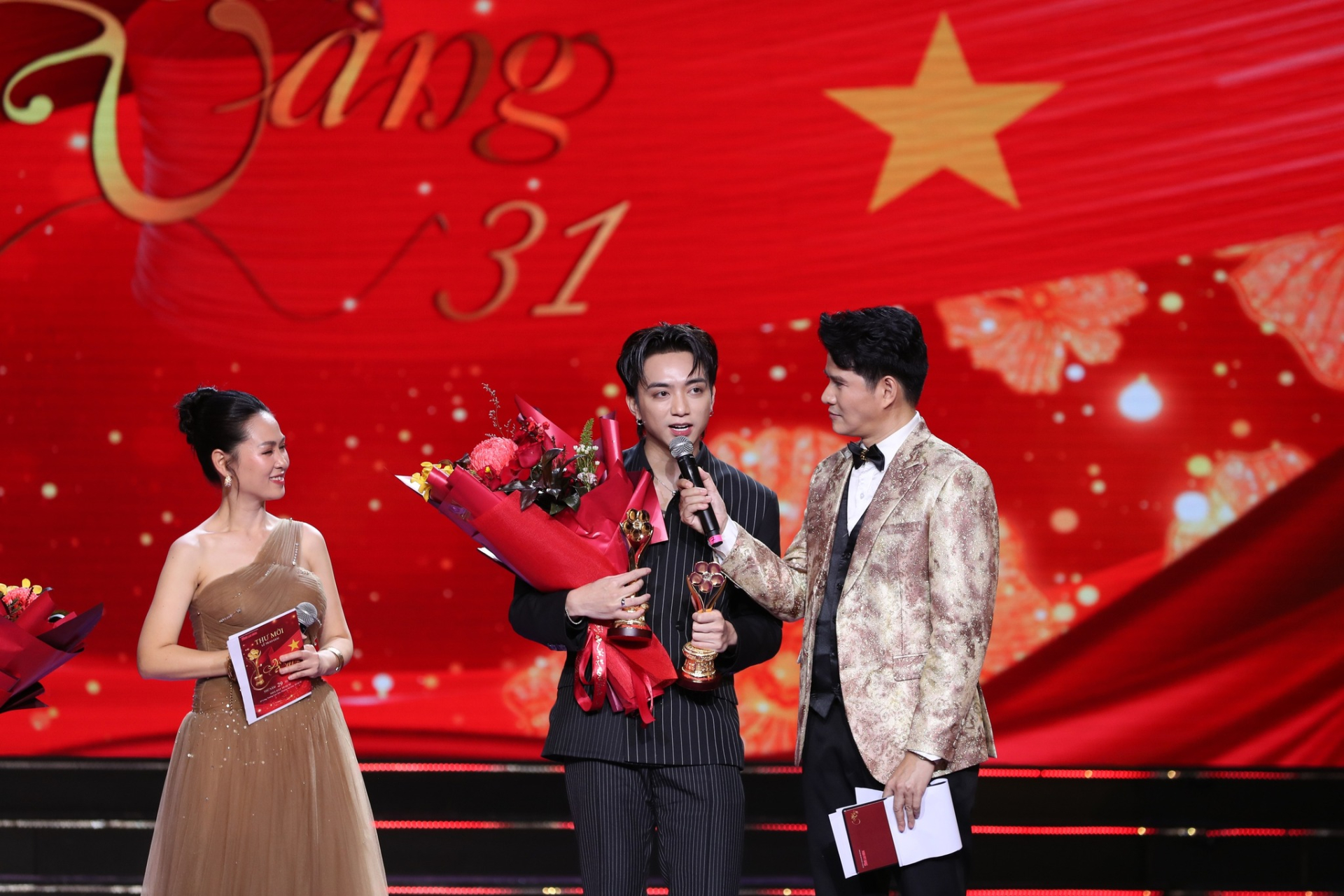 SOOBIN và Hòa Minzy được vinh danh Nam - Nữ ca sĩ được yêu thích nhất tại Giải Mai Vàng 2025 - ảnh 2