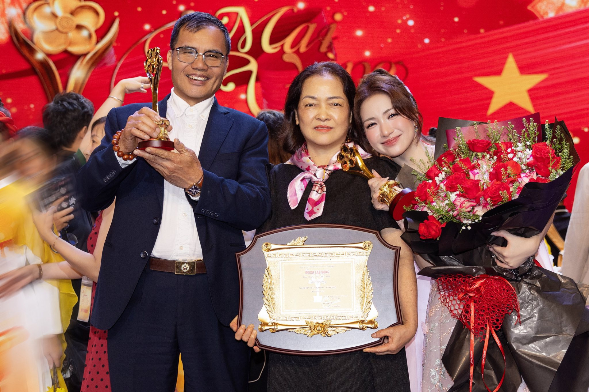 SOOBIN và Hòa Minzy được vinh danh Nam - Nữ ca sĩ được yêu thích nhất tại Giải Mai Vàng 2025 - ảnh 3