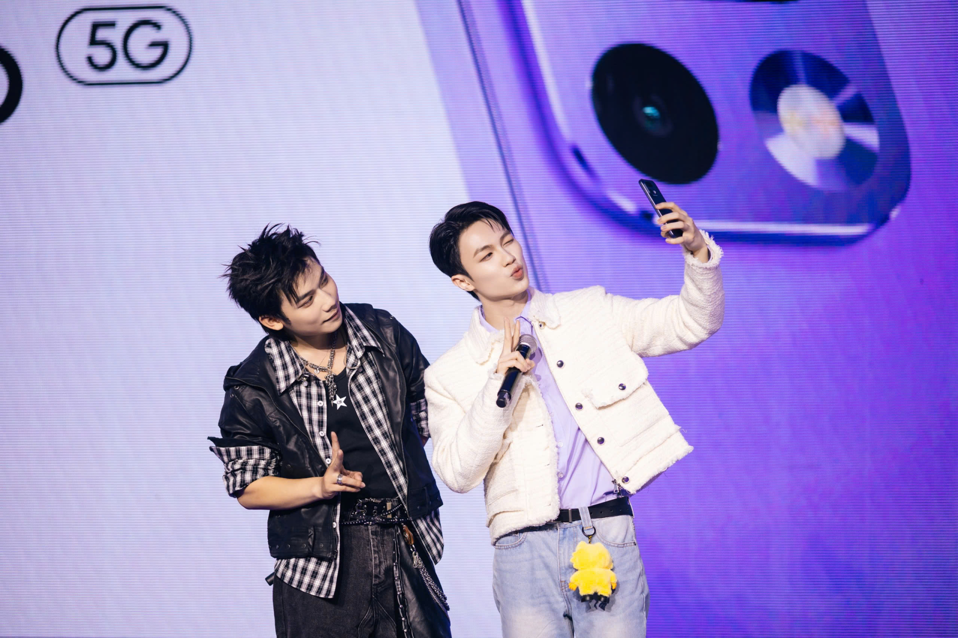 Xuất hiện tại sự kiện, LAVM và SWAN (Tân Binh Toàn Năng) hào hứng selfie cùng realme 16 Pro, khuấy động không khí với năng lượng trẻ trung và cá tính