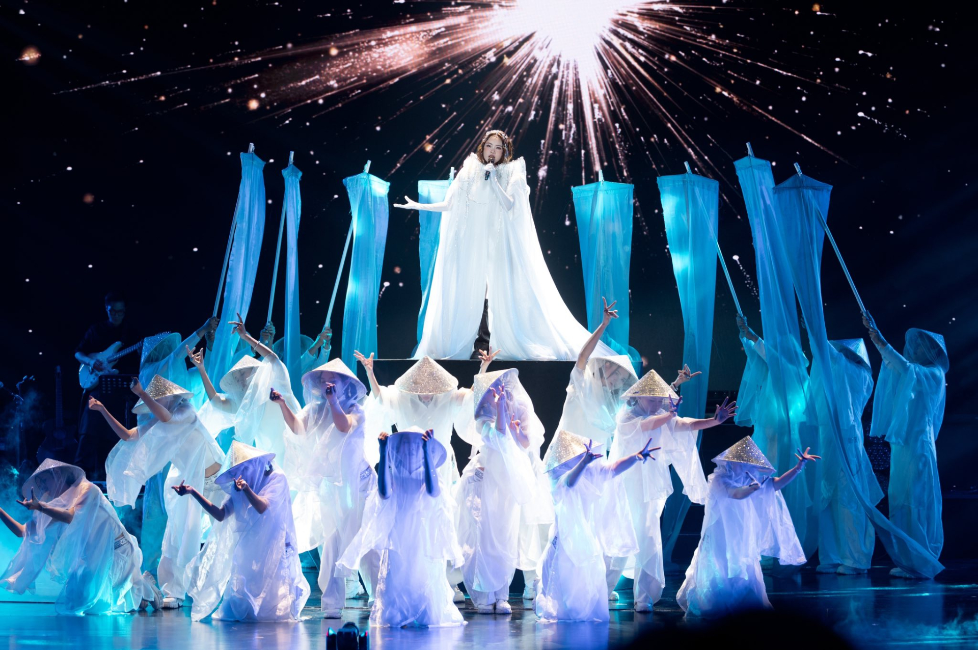 Phương Mỹ Chi lên tiếng sau tranh cãi màn trình diễn tại Làn Sóng Xanh 2025 - ảnh 1