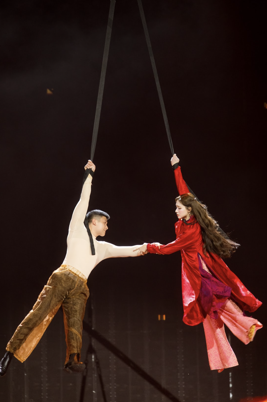 Hòa Minzy “liều mình” trên không trung: Màn đu dây không bảo hộ khiến khán giả thót tim, mạng xã hội dậy sóng - ảnh 2