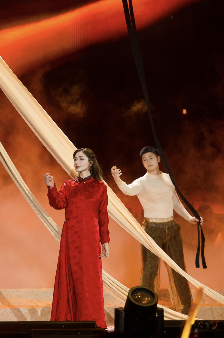 Hòa Minzy “liều mình” trên không trung: Màn đu dây không bảo hộ khiến khán giả thót tim, mạng xã hội dậy sóng - ảnh 4