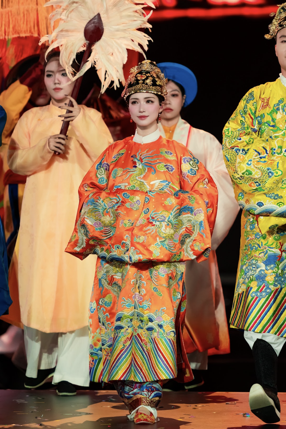 Hòa Minzy “liều mình” trên không trung: Màn đu dây không bảo hộ khiến khán giả thót tim, mạng xã hội dậy sóng - ảnh 1