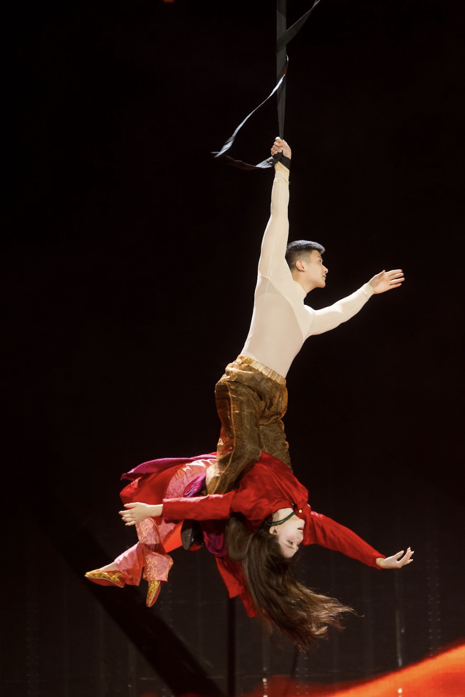 Hòa Minzy chấp nhận bù lỗ concert, gặp chấn thương khi mạo hiểm đu dây trên sân khấu - ảnh 1