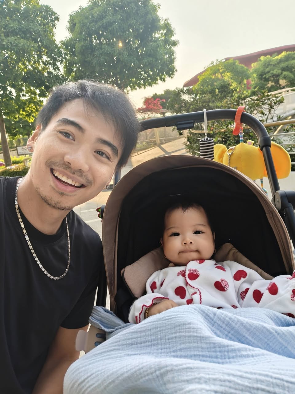 Con gái H’Hen Niê “khóc thét” khi được tặng giày cao gót, khoảnh khắc gia đình gây chú ý - ảnh 4