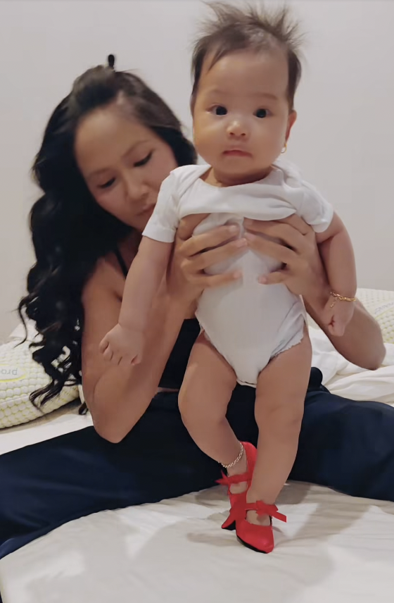 Con gái H’Hen Niê “khóc thét” khi được tặng giày cao gót, khoảnh khắc gia đình gây chú ý - ảnh 3