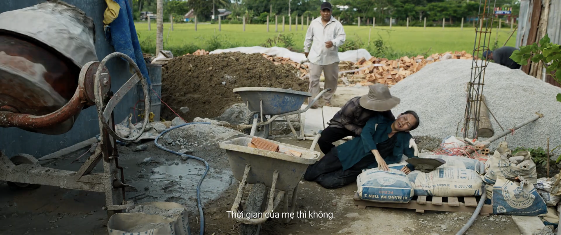 Mai Tài Phến hóa thân thành “báo thủ” để có tiền cho mẹ? - ảnh 4