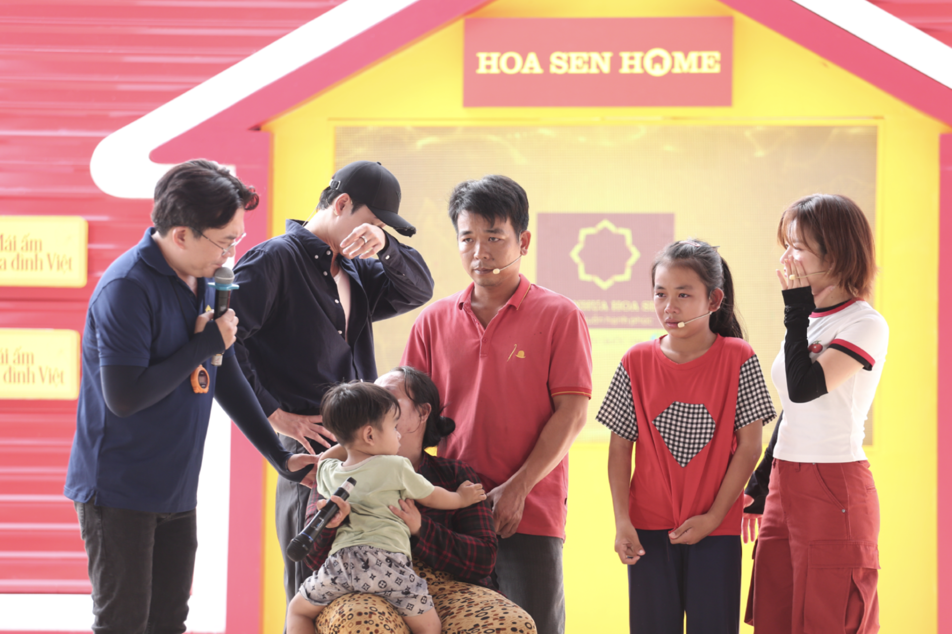 Đại Nghĩa, Nhâm Phương Nam và Lâm Bảo Ngọc bật khóc trước hoàn cảnh cô bé hơn một năm không được ăn thịt - ảnh 6