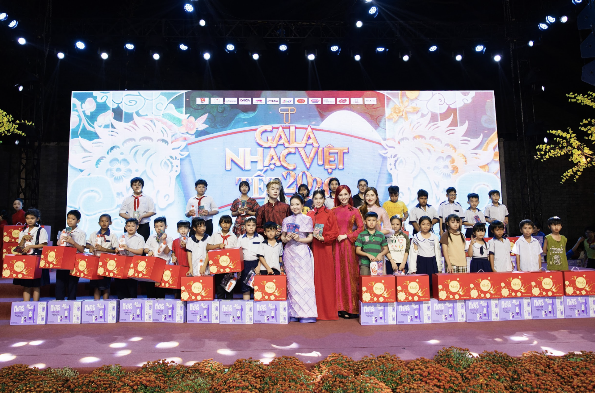 Ra mắt Gala Nhạc Việt Tết 2026: Nghệ sĩ nhận bằng khen, 500 phần quà được trao cho trẻ em khó khăn - ảnh 1