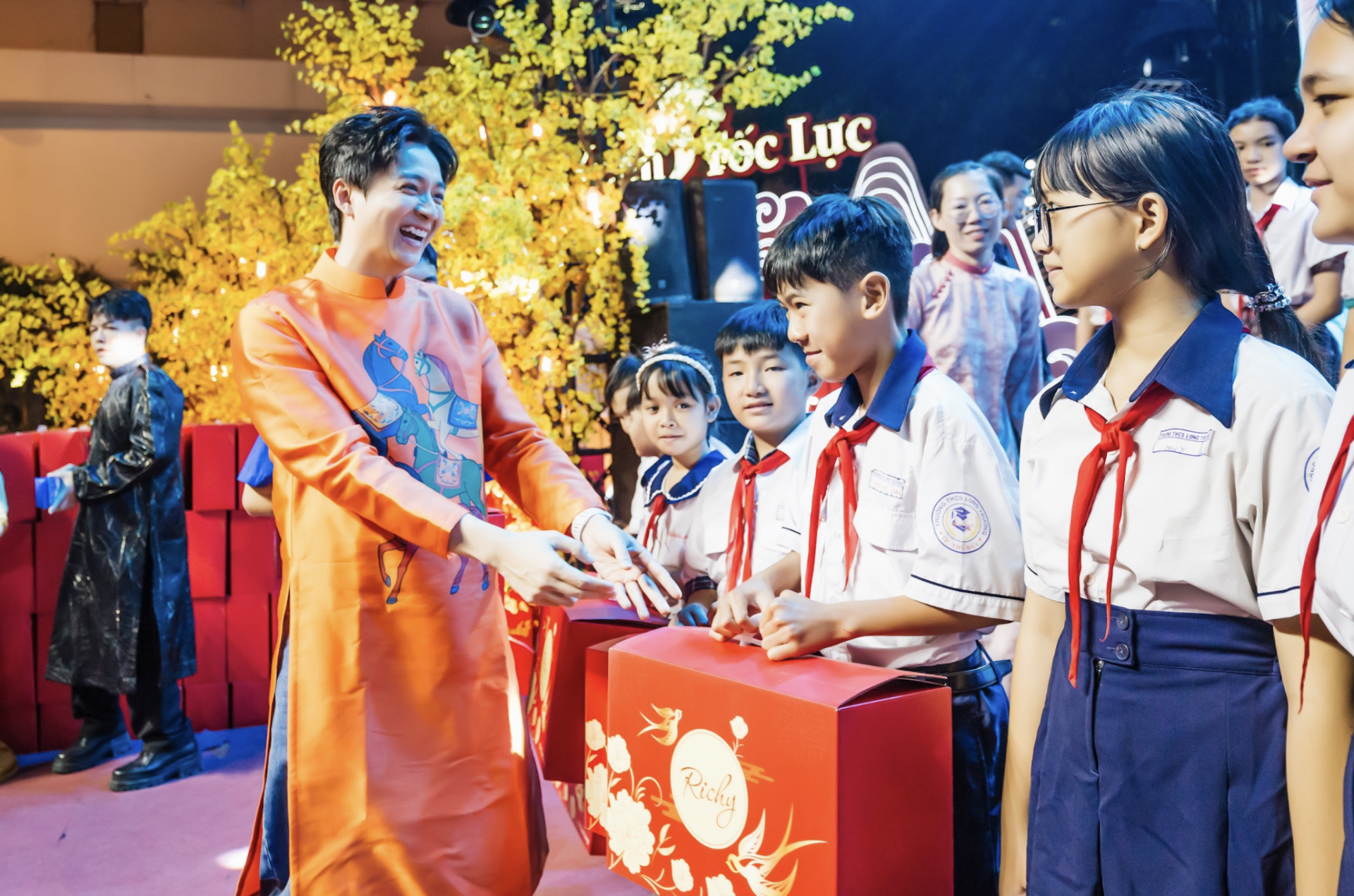 Ra mắt Gala Nhạc Việt Tết 2026: Nghệ sĩ nhận bằng khen, 500 phần quà được trao cho trẻ em khó khăn - ảnh 4