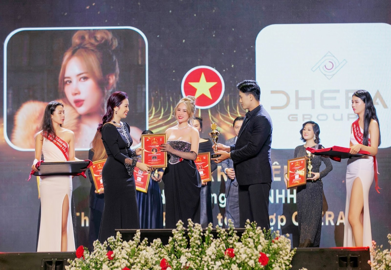 Độc đáo tranh Pha lê Ngũ Phụng lớn nhất Việt Nam của họa sĩ doanh nhân Cherry Tiên - ảnh 1