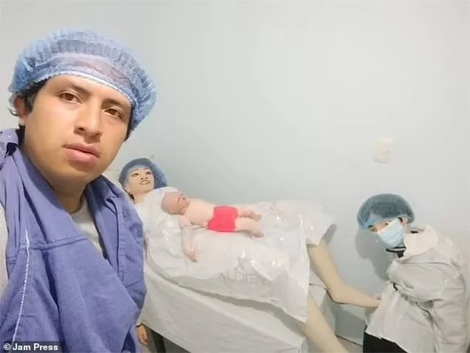 Bé búp chào đời, Cristian đã chụp một bức ảnh cùng con trai mới sinh và vợ.