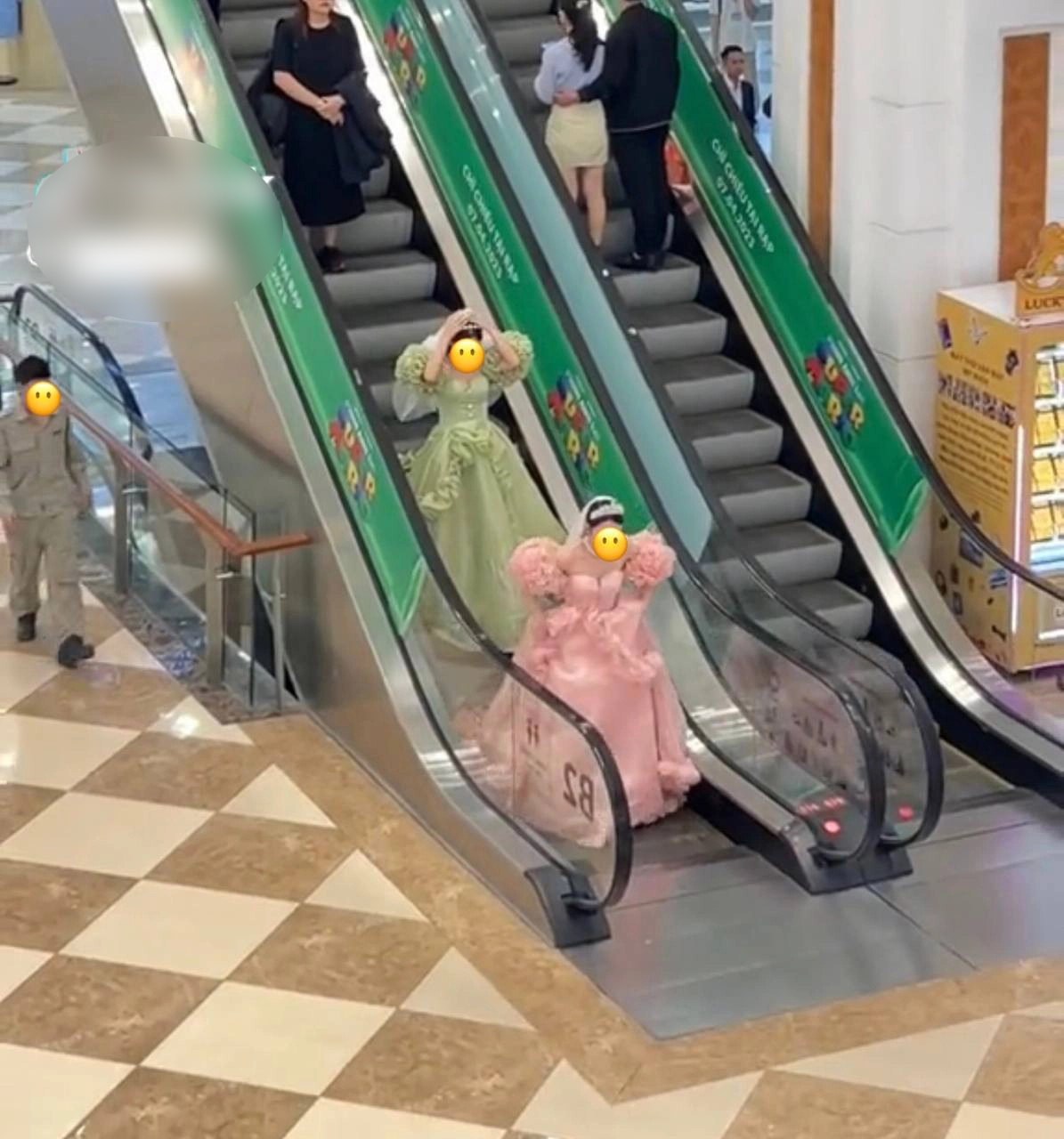 “Đu trend” mặc váy công chúa đi siêu thị, hai cô gái bị bảo vệ cấm cửa phải lang thang ngoài đường - ảnh 9
