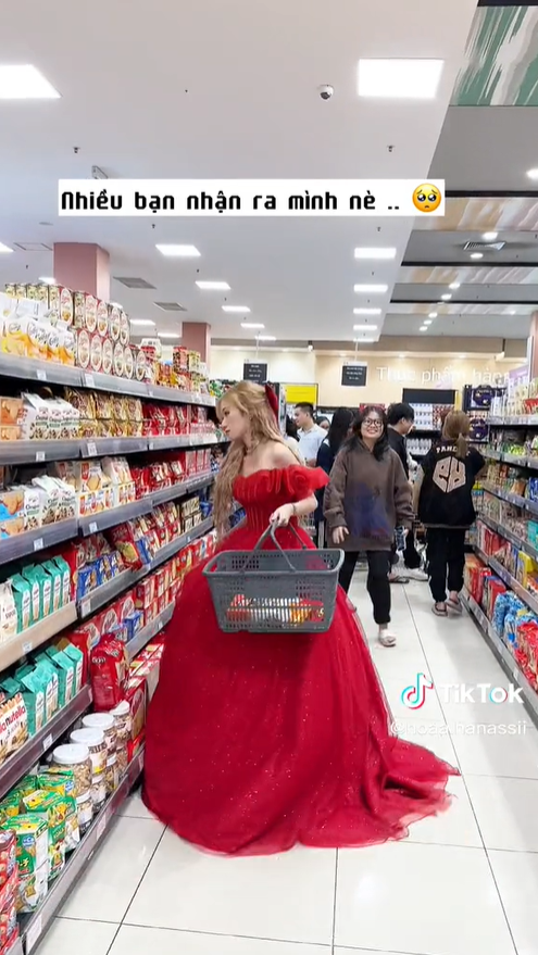 TikTiker 'triệu view' Đào Lê Phương Hoa là gương mặt nổi bật cho màn biến hình làm công chúa đi siêu thị.