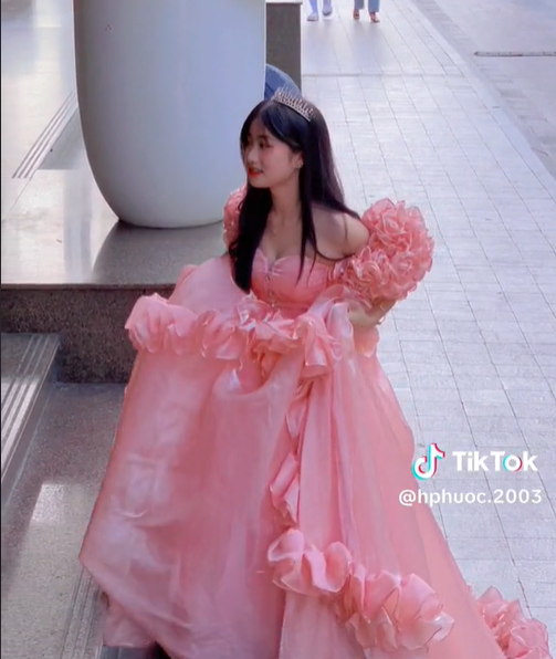 Lý Kim Thảo mặc váy voan công chúa - Ngôi sao