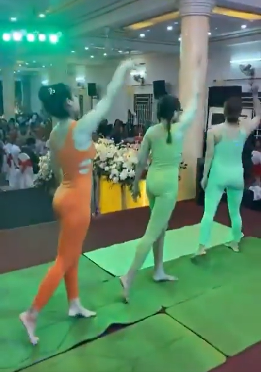 Ba cô gái khiến khách mời mời ngơ ngác vì trải thảm tập yoga ngay trong đám cưới.