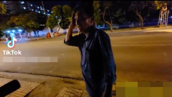 Người qua đường xót xa bắt gặp nghệ sĩ Thương Tín đi lang thang giữa đường trong đêm tối muộn.