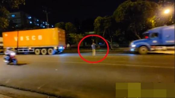 Hình ảnh Nghệ sĩ Thương Tín tiều tụy lang thang ngoài đường lúc giữa đêm khiến khán giả không khỏi xót xa - ảnh 3