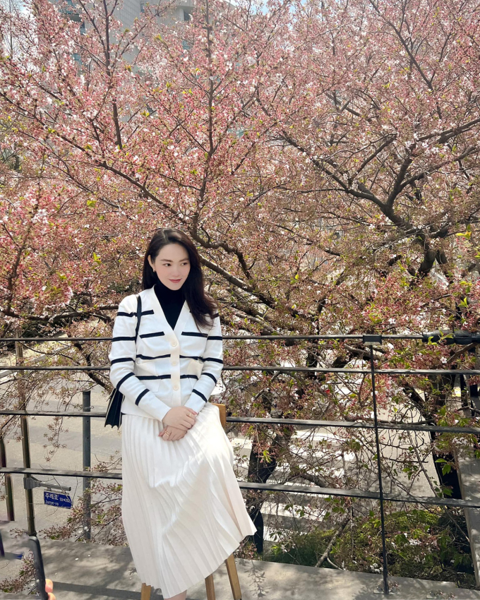 Minh Hằng ăn diện đơn giản đi du lịch Hàn Quốc ở tháng thứ 4 của thai kỳ.